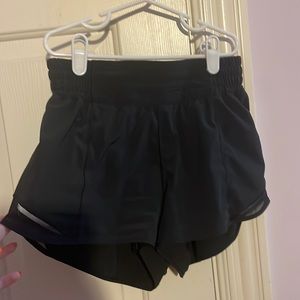 lulu lemon black hotty hot high rise 2.5 in short